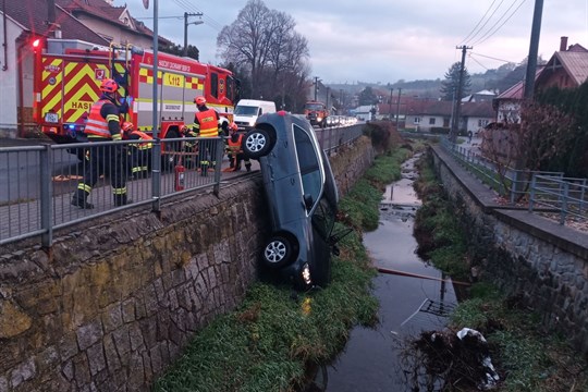 Vážná nehoda ve Slušovicích: auto prorazilo zábradlí a skončilo v korytě potoka, zranilo se šest lidí včetně dětí