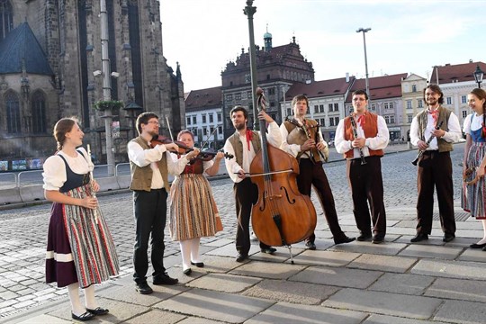 Řemeslo má zlaté DNA. Folklorní soubor vydává unikátní publikaci