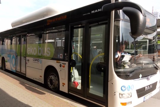 Všechny zastávky regionální autobusové dopravy budou nově „na znamení“