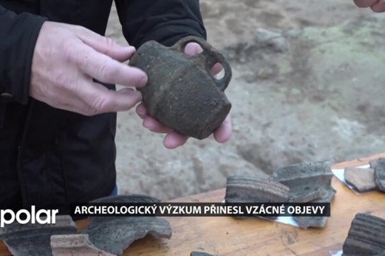 Archeologové objevili středověké sídliště a unikátní poutní láhev na budoucí stavbě jižního obchvatu Opavy