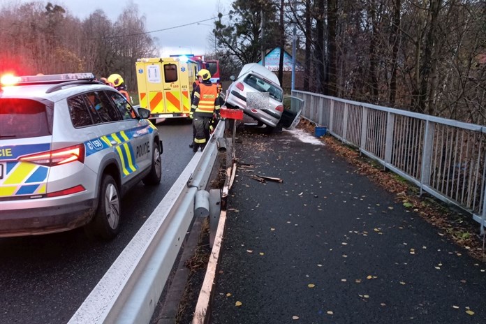 Tři nehody na Vsetínsku během středy. Pro vážně zraněného chodce letěl vrtulník