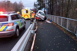 Tři nehody na Vsetínsku během středy. Pro vážně zraněného chodce letěl vrtulník