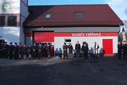 Ve Višňové slavnostně otevřeli novou hasičárnu