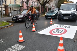 Radnice chce zklidnit dopravu. Na Borech vznikla zóna, kde se může jezdit pouze nižší rychlostí