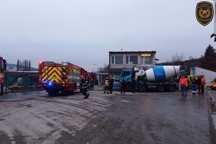 Muže v areálu Svitu přimáčklo nákladní auto ke zdi