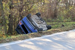 Čtveřice mladíků na útěku z ústavu oloupila muže a pak nabourala ukradené auto