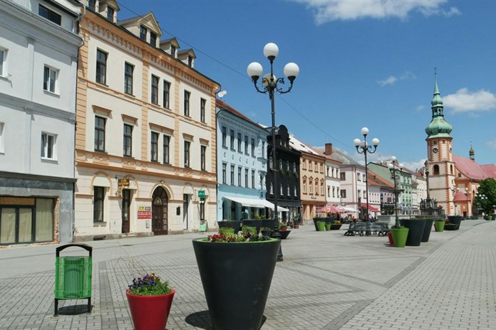 Sokolov se brání proti neukázněným řidičům, na Staré náměstí auta nepatří