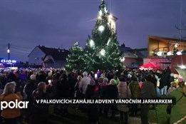 V Palkovicích zahájili advent vánočním jarmarkem a rozsvícením stromu