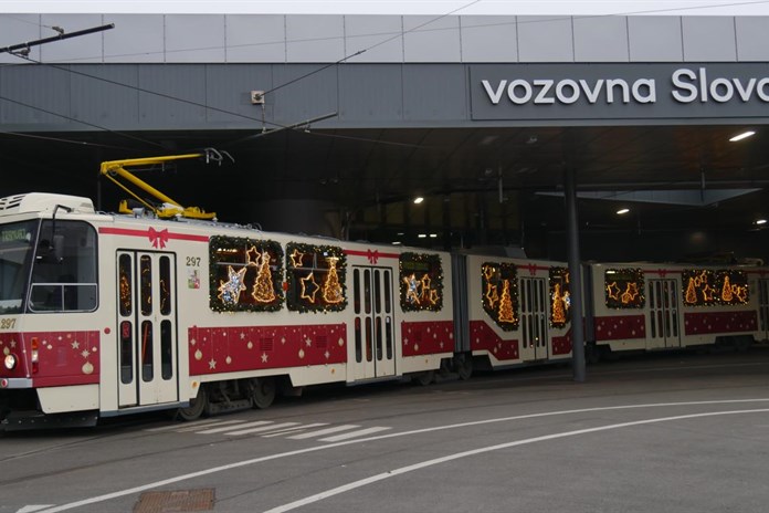 Vánoční tramvaj právě vyjela do ulic Plzně!