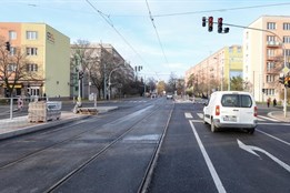 Řidiči i cestující se dočkali. Po 9 měsících se do Koterovské ulice vrací auta i tramvaje