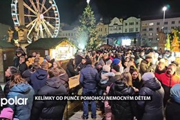 Masarykovo náměstí ozdobila jedle ze Svinova. Kelímky od punče pomáhají potřebným