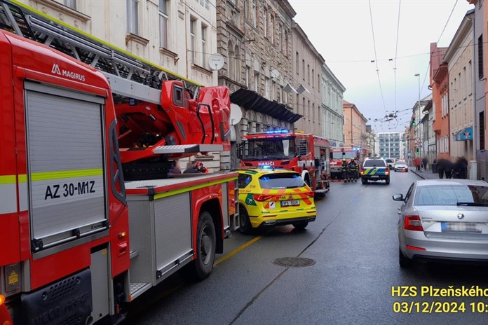 V centru Plzně hořel byt, tři lidé skončili v péči lékařů