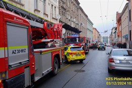 V centru Plzně hořel byt, tři lidé skončili v péči lékařů