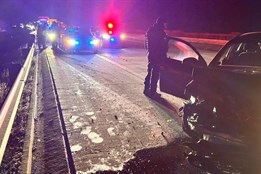 Dálnici D5 uzavřela nehoda. Policisté pronásledovali auto, vůz do nich narazil!