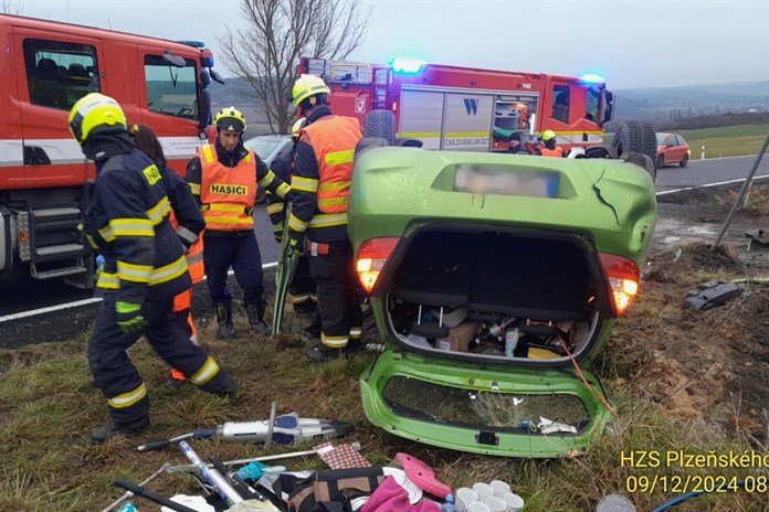 Řidička převrátila auto na střechu, těžce se zranila