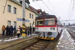 Skvělá zpráva! Mezi Horní Lidčí a slovenským Púchovem budou od neděle opět jezdit vlaky