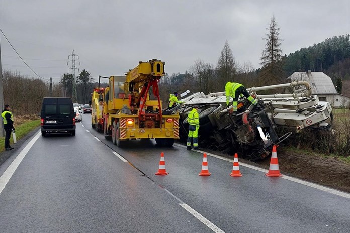 Nákladní automobil skončil v příkopu. Jeho řidič byl namol