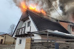 Střechu nově postaveného domu s fotovoltaikou v Krnově zachvátil požár