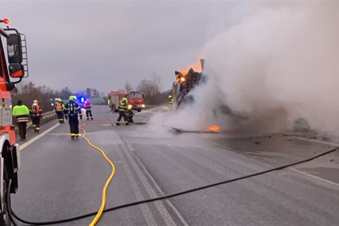 Na obchvatu Jablunkova shořel kamion, z nákladu zbyla hromada pečených jablek