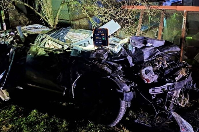 Rychlý řidič ve Frýdlantě zdemoloval auto, záchranu přivolal systém SOS