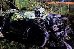 Rychlý řidič ve Frýdlantě zdemoloval auto, záchranu přivolal systém SOS