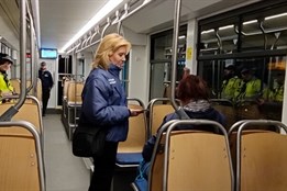 Asistenti přepravy vyhodili z nočních tramvají 180 černých nebo opilých pasažérů