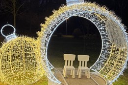 Plzeňané si mohou dopřát hezké fotografie u nového fotopointu. Rozzářil park Homolka na Slovanech