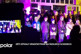 V Palkovicích děti zpívaly vánoční písně na školních schodech