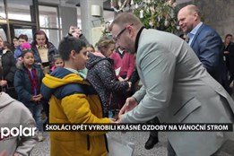 Děti havířovských škol vyrobily ozdoby na vánoční strom v budově magistrátu