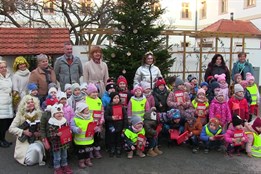 Děti z mateřských škol přišly před vánočními svátky na radnici