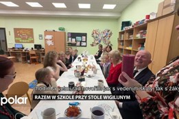 Razem w szkole przy stole wigilijnym