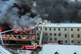 Rozsáhlý požár v Bruntále, plameny pohltily areál Marburgu, vyhlášen třetí stupeň poplachu