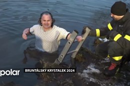 Na Kobylím rybníku v Bruntále si zaplavalo 19 otužilců na Bruntálském krystalku