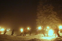 Legendární jízda s pochodněmi se pojede. Členové horské služby zdolají nejprudší sjezdovku na lyžích