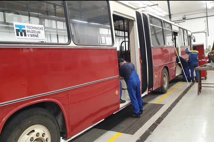 Pracovníci DSZO opravili historický autobus z roku 1989