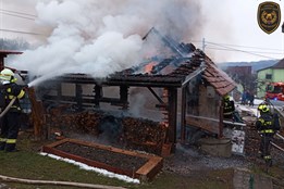 Hasiče na Vsetínsku v neděli zaměstnaly dva rozsáhlé požáry