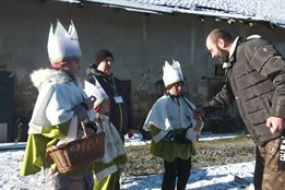 Tři králové koledovali také v ulicích obce Sušice