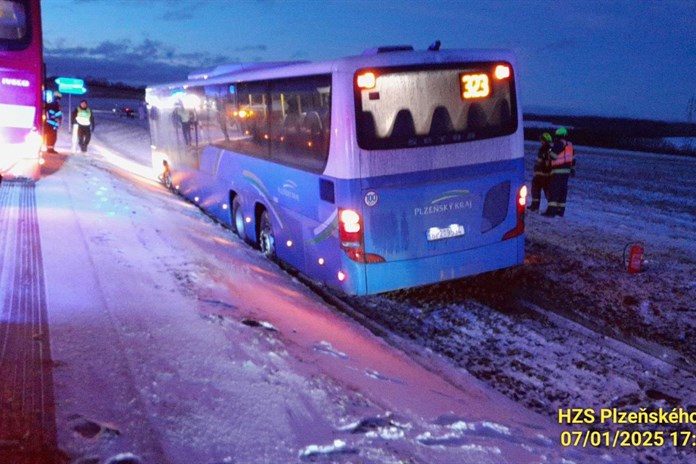 Plzeňský kraj trápí silná ledovka, boural autobus i osobní auta