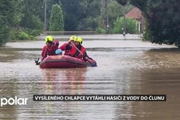 Dobrovolní hasiči z Antošovic zachránili při povodních cyklistu. Vysíleného chlapce vytáhli do člunu