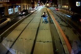 VIDEO: Policisté hledají dvojici, která v Ostravě vstoupila do kolejí tramvaje, zranila se cestující