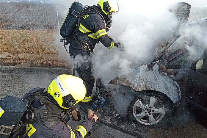 Úterý pohledem hasičů: tři dopravní nehody a hořící automobil na dálnici