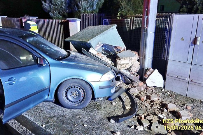 Řidič nezvládl auto, rozbořil sloupek elektrického rozvodu