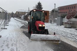 Sněžení si vyžádalo výjezd techniky Služeb města Veselí nad Moravou