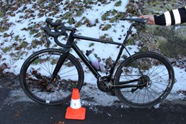 Cyklistu našli v příkopu v hrabyňském kopci a museli ho oživovat