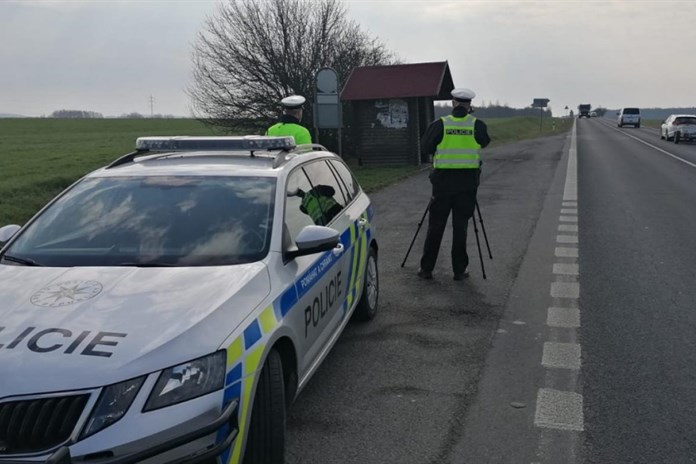 Řidič ujížděl policistům přes dvě města, hrozí mu až dva roky vězení