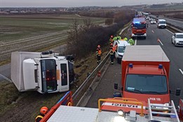 Pondělní ráno pohledem hasičů: srážka dvou vozidel na D55 a překlopený osobák u Koryčan