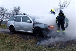 Nedaleko Hostišové vzplál osobní automobil