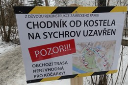 Chodník od kostela na Sychrov je z důvodu rekonstrukce uzavřen