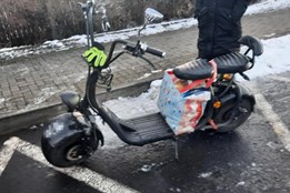 VIDEO: Řidič na Sokolovsku se projížděl na mopedu bez řidičského průkazu