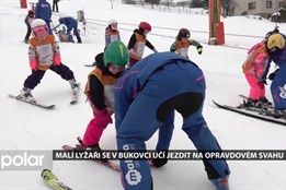 Malí lyžaři z karvinských škol a školek se v Bukovci učí jezdit na opravdovém svahu